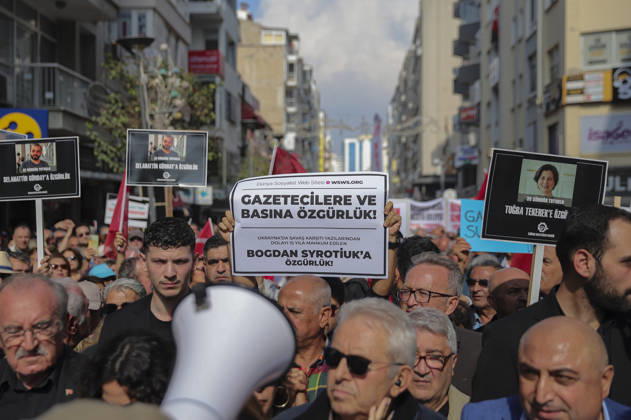 Izmir Turkey Journalist Freedom March Journalists and supporters raise placards demanding an end to censorship and the detention of reporters in Izmir, Turkey, on October 24, 2026. The march, organized by the Izmir Journalists Association and other media organizations, protested censorship, journalist detentions, restrictions on online news and measures affecting media outlets. Participants marched from the Alsancak area toward Gundogdu Square, where pens were left at the Zubeyde Hanim Monument. Izmir Izmir Turkey Copyright: xBerkcanxZenginx