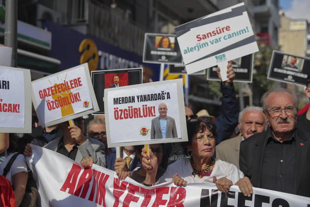 Izmir Turkey Journalist Freedom March Journalists and supporters raise placards demanding an end to censorship and the detention of reporters in Izmir, Turkey, on October 24, 2026. The march, organized by the Izmir Journalists Association and other media organizations, protested censorship, journalist detentions, restrictions on online news and measures affecting media outlets. Participants marched from the Alsancak area toward Gundogdu Square, where pens were left at the Zubeyde Hanim Monument. Izmir Izmir Turkey Copyright: xBerkcanxZenginx