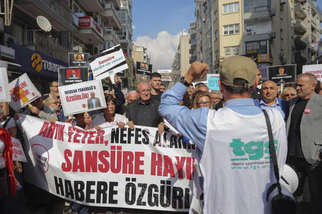 Izmir Turkey Journalist Freedom March Demonstrators hold a banner and signs demanding an end to censorship and freedom for reporting in Izmir, Turkey, on October 24, 2026. The march, organized by the Izmir Journalists Association and other media organizations, protested censorship, journalist detentions, restrictions on online news and measures affecting media outlets. Participants marched from the Alsancak area toward Gundogdu Square, where pens were left at the Zubeyde Hanim Monument. Izmir Izmir Turkey Copyright: xBerkcanxZenginx