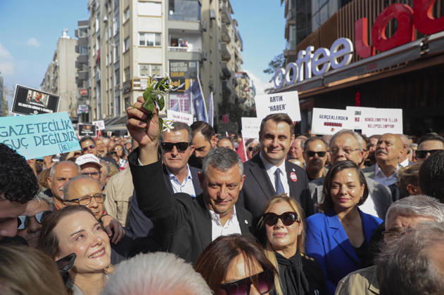 Izmir Turkey Journalist Freedom March Yeni Party chairman Ozgur Ozel walks among demonstrators during a press freedom march in Izmir, Turkey, on October 24, 2026. The march, organized by the Izmir Journalists Association and other media organizations, protested censorship, journalist detentions, restrictions on online news and measures affecting media outlets. Participants marched from the Alsancak area toward Gundogdu Square, where pens were left at the Zubeyde Hanim Monument. Izmir Izmir Turkey Copyright: xBerkcanxZenginx