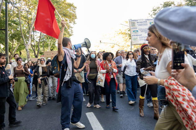 October 24, 2026, Lisbon, Lisbon, Portugal: Demonstrators take part in a protest organized by the Acampada de Lisboa housing movement, demanding affordable housing, limits on rising rents and an end to property speculation. The march takes place in central Lisbon, from Marques de Pombal to Rossio Square, following recent police removal of protest tents and the detention of 55 demonstrators during housing protests in the Portuguese capital. Lisbon Portugal  - ZUMAr238 20261024_zip_r238_074 Copyright: xRicardoxRochax