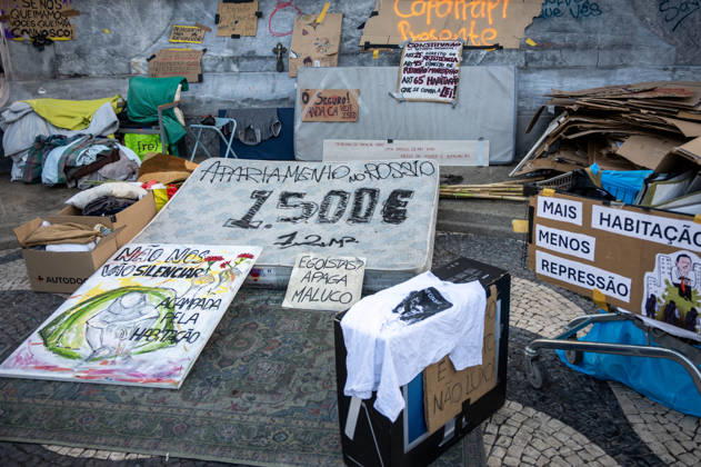 October 24, 2026, Lisbon, Lisbon, Portugal: Demonstrators take part in a protest organized by the Acampada de Lisboa housing movement, demanding affordable housing, limits on rising rents and an end to property speculation. The march takes place in central Lisbon, from Marques de Pombal to Rossio Square, following recent police removal of protest tents and the detention of 55 demonstrators during housing protests in the Portuguese capital. Lisbon Portugal  - ZUMAr238 20261024_zip_r238_077 Copyright: xRicardoxRochax