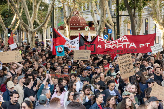 October 24, 2026, Lisbon, Lisbon, Portugal: Demonstrators take part in a protest organized by the Acampada de Lisboa housing movement, demanding affordable housing, limits on rising rents and an end to property speculation. The march takes place in central Lisbon, from Marques de Pombal to Rossio Square, following recent police removal of protest tents and the detention of 55 demonstrators during housing protests in the Portuguese capital. Lisbon Portugal  - ZUMAr238 20261024_zip_r238_078 Copyright: xRicardoxRochax