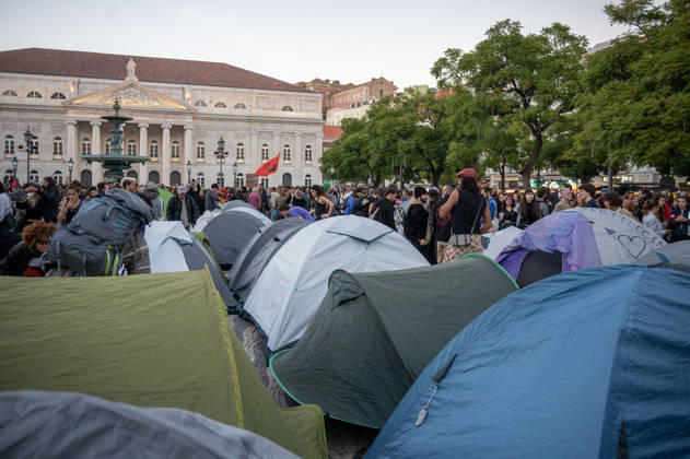 October 24, 2026, Lisbon, Lisbon, Portugal: Demonstrators take part in a protest organized by the Acampada de Lisboa housing movement, demanding affordable housing, limits on rising rents and an end to property speculation. The march takes place in central Lisbon, from Marques de Pombal to Rossio Square, following recent police removal of protest tents and the detention of 55 demonstrators during housing protests in the Portuguese capital. Lisbon Portugal  - ZUMAr238 20261024_zip_r238_081 Copyright: xRicardoxRochax