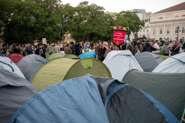 October 24, 2026, Lisbon, Lisbon, Portugal: Demonstrators take part in a protest organized by the Acampada de Lisboa housing movement, demanding affordable housing, limits on rising rents and an end to property speculation. The march takes place in central Lisbon, from Marques de Pombal to Rossio Square, following recent police removal of protest tents and the detention of 55 demonstrators during housing protests in the Portuguese capital. Lisbon Portugal  - ZUMAr238 20261024_zip_r238_082 Copyright: xRicardoxRochax