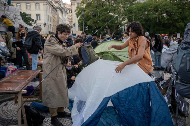 October 24, 2026, Lisbon, Lisbon, Portugal: Demonstrators take part in a protest organized by the Acampada de Lisboa housing movement, demanding affordable housing, limits on rising rents and an end to property speculation. The march takes place in central Lisbon, from Marques de Pombal to Rossio Square, following recent police removal of protest tents and the detention of 55 demonstrators during housing protests in the Portuguese capital. Lisbon Portugal  - ZUMAr238 20261024_zip_r238_086 Copyright: xRicardoxRochax