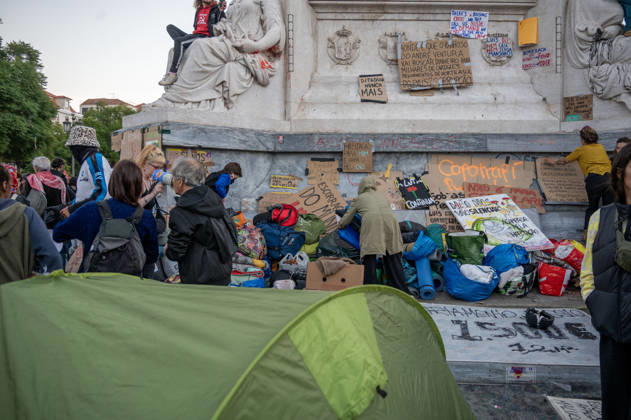 October 24, 2026, Lisbon, Lisbon, Portugal: Demonstrators take part in a protest organized by the Acampada de Lisboa housing movement, demanding affordable housing, limits on rising rents and an end to property speculation. The march takes place in central Lisbon, from Marques de Pombal to Rossio Square, following recent police removal of protest tents and the detention of 55 demonstrators during housing protests in the Portuguese capital. Lisbon Portugal - ZUMAr238 20261024_zip_r238_084 Copyright: xRicardoxRochax