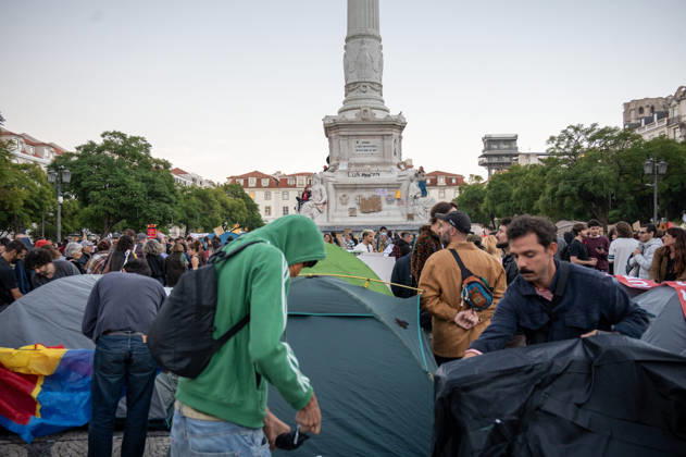 October 24, 2026, Lisbon, Lisbon, Portugal: Demonstrators take part in a protest organized by the Acampada de Lisboa housing movement, demanding affordable housing, limits on rising rents and an end to property speculation. The march takes place in central Lisbon, from Marques de Pombal to Rossio Square, following recent police removal of protest tents and the detention of 55 demonstrators during housing protests in the Portuguese capital. Lisbon Portugal - ZUMAr238 20261024_zip_r238_088 Copyright: xRicardoxRochax