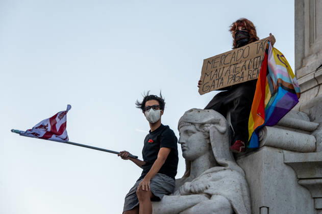 October 24, 2026, Lisbon, Lisbon, Portugal: Demonstrators take part in a protest organized by the Acampada de Lisboa housing movement, demanding affordable housing, limits on rising rents and an end to property speculation. The march takes place in central Lisbon, from Marques de Pombal to Rossio Square, following recent police removal of protest tents and the detention of 55 demonstrators during housing protests in the Portuguese capital. Lisbon Portugal  - ZUMAr238 20261024_zip_r238_069 Copyright: xRicardoxRochax