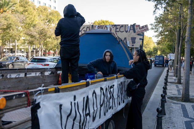 October 24, 2026, Lisbon, Lisbon, Portugal: Demonstrators take part in a protest organized by the Acampada de Lisboa housing movement, demanding affordable housing, limits on rising rents and an end to property speculation. The march takes place in central Lisbon, from Marques de Pombal to Rossio Square, following recent police removal of protest tents and the detention of 55 demonstrators during housing protests in the Portuguese capital. Lisbon Portugal  - ZUMAr238 20261024_zip_r238_070 Copyright: xRicardoxRochax