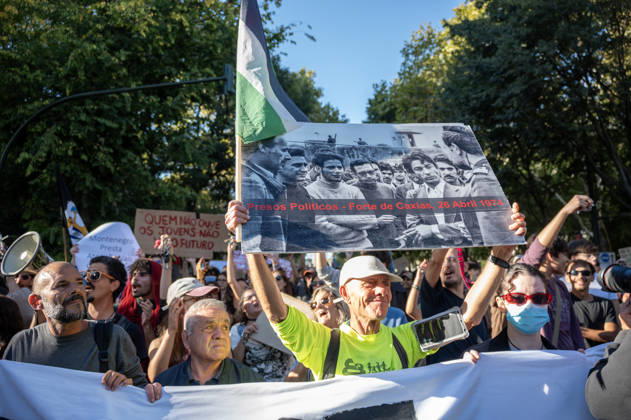 October 24, 2026, Lisbon, Lisbon, Portugal: Demonstrators take part in a protest organized by the Acampada de Lisboa housing movement, demanding affordable housing, limits on rising rents and an end to property speculation. The march takes place in central Lisbon, from Marques de Pombal to Rossio Square, following recent police removal of protest tents and the detention of 55 demonstrators during housing protests in the Portuguese capital. Lisbon Portugal  - ZUMAr238 20261024_zip_r238_030 Copyright: xRicardoxRochax