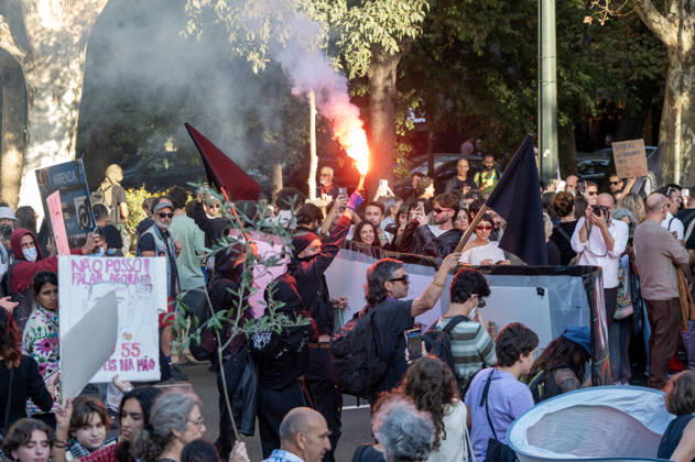 October 24, 2026, Lisbon, Lisbon, Portugal: Demonstrators take part in a protest organized by the Acampada de Lisboa housing movement, demanding affordable housing, limits on rising rents and an end to property speculation. The march takes place in central Lisbon, from Marques de Pombal to Rossio Square, following recent police removal of protest tents and the detention of 55 demonstrators during housing protests in the Portuguese capital. Lisbon Portugal  - ZUMAr238 20261024_zip_r238_032 Copyright: xRicardoxRochax