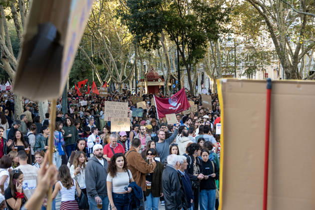 October 24, 2026, Lisbon, Lisbon, Portugal: Demonstrators take part in a protest organized by the Acampada de Lisboa housing movement, demanding affordable housing, limits on rising rents and an end to property speculation. The march takes place in central Lisbon, from Marques de Pombal to Rossio Square, following recent police removal of protest tents and the detention of 55 demonstrators during housing protests in the Portuguese capital. Lisbon Portugal  - ZUMAr238 20261024_zip_r238_034 Copyright: xRicardoxRochax