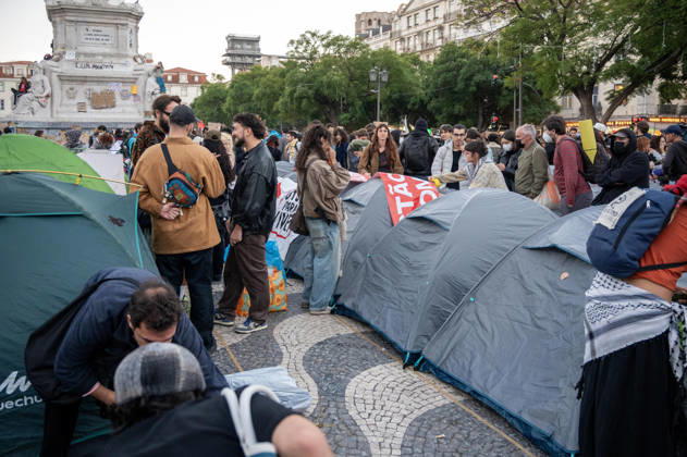 October 24, 2026, Lisbon, Lisbon, Portugal: Demonstrators take part in a protest organized by the Acampada de Lisboa housing movement, demanding affordable housing, limits on rising rents and an end to property speculation. The march takes place in central Lisbon, from Marques de Pombal to Rossio Square, following recent police removal of protest tents and the detention of 55 demonstrators during housing protests in the Portuguese capital. Lisbon Portugal  - ZUMAr238 20261024_zip_r238_035 Copyright: xRicardoxRochax