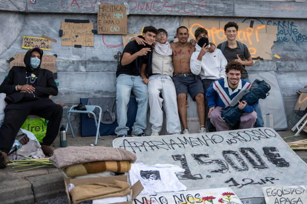 October 24, 2026, Lisbon, Lisbon, Portugal: Demonstrators take part in a protest organized by the Acampada de Lisboa housing movement, demanding affordable housing, limits on rising rents and an end to property speculation. The march takes place in central Lisbon, from Marques de Pombal to Rossio Square, following recent police removal of protest tents and the detention of 55 demonstrators during housing protests in the Portuguese capital. Lisbon Portugal  - ZUMAr238 20261024_zip_r238_040 Copyright: xRicardoxRochax