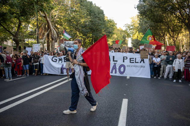 October 24, 2026, Lisbon, Lisbon, Portugal: Demonstrators take part in a protest organized by the Acampada de Lisboa housing movement, demanding affordable housing, limits on rising rents and an end to property speculation. The march takes place in central Lisbon, from Marques de Pombal to Rossio Square, following recent police removal of protest tents and the detention of 55 demonstrators during housing protests in the Portuguese capital. Lisbon Portugal  - ZUMAr238 20261024_zip_r238_044 Copyright: xRicardoxRochax