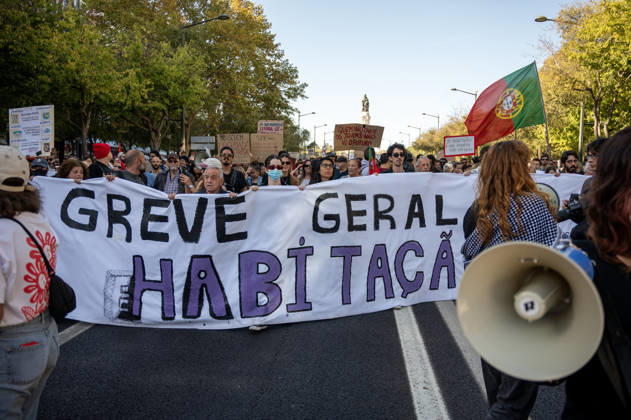 October 24, 2026, Lisbon, Lisbon, Portugal: Demonstrators take part in a protest organized by the Acampada de Lisboa housing movement, demanding affordable housing, limits on rising rents and an end to property speculation. The march takes place in central Lisbon, from Marques de Pombal to Rossio Square, following recent police removal of protest tents and the detention of 55 demonstrators during housing protests in the Portuguese capital. Lisbon Portugal  - ZUMAr238 20261024_zip_r238_046 Copyright: xRicardoxRochax
