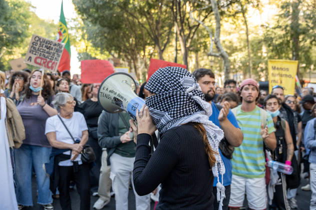 October 24, 2026, Lisbon, Lisbon, Portugal: Demonstrators take part in a protest organized by the Acampada de Lisboa housing movement, demanding affordable housing, limits on rising rents and an end to property speculation. The march takes place in central Lisbon, from Marques de Pombal to Rossio Square, following recent police removal of protest tents and the detention of 55 demonstrators during housing protests in the Portuguese capital. Lisbon Portugal  - ZUMAr238 20261024_zip_r238_047 Copyright: xRicardoxRochax