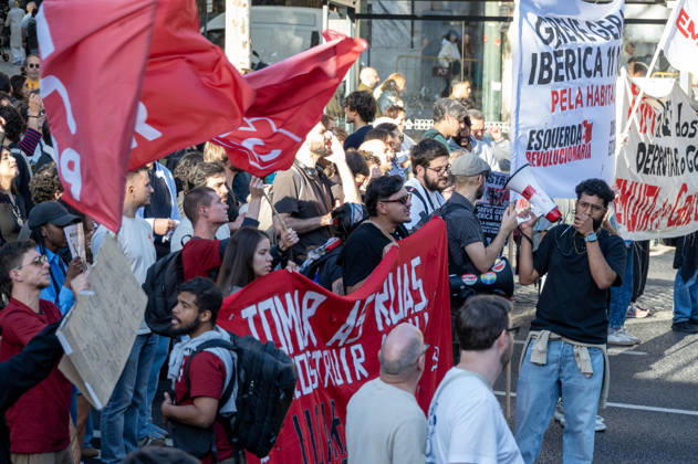 October 24, 2026, Lisbon, Lisbon, Portugal: Demonstrators take part in a protest organized by the Acampada de Lisboa housing movement, demanding affordable housing, limits on rising rents and an end to property speculation. The march takes place in central Lisbon, from Marques de Pombal to Rossio Square, following recent police removal of protest tents and the detention of 55 demonstrators during housing protests in the Portuguese capital. Lisbon Portugal  - ZUMAr238 20261024_zip_r238_048 Copyright: xRicardoxRochax