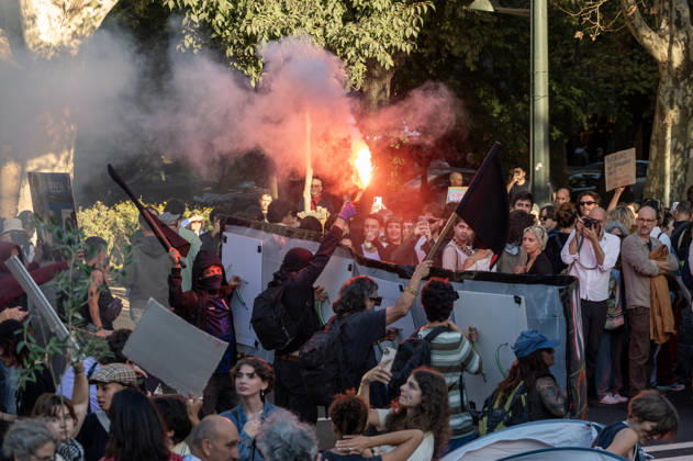 October 24, 2026, Lisbon, Lisbon, Portugal: Demonstrators take part in a protest organized by the Acampada de Lisboa housing movement, demanding affordable housing, limits on rising rents and an end to property speculation. The march takes place in central Lisbon, from Marques de Pombal to Rossio Square, following recent police removal of protest tents and the detention of 55 demonstrators during housing protests in the Portuguese capital. Lisbon Portugal  - ZUMAr238 20261024_zip_r238_049 Copyright: xRicardoxRochax