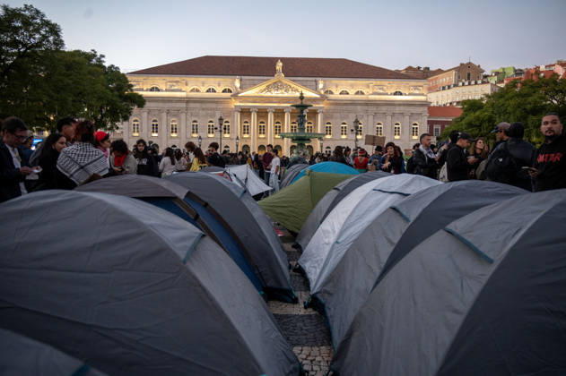 October 24, 2026, Lisbon, Lisbon, Portugal: Demonstrators take part in a protest organized by the Acampada de Lisboa housing movement, demanding affordable housing, limits on rising rents and an end to property speculation. The march takes place in central Lisbon, from Marques de Pombal to Rossio Square, following recent police removal of protest tents and the detention of 55 demonstrators during housing protests in the Portuguese capital. Lisbon Portugal  - ZUMAr238 20261024_zip_r238_052 Copyright: xRicardoxRochax