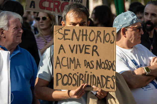 October 24, 2026, Lisbon, Lisbon, Portugal: Demonstrators take part in a protest organized by the Acampada de Lisboa housing movement, demanding affordable housing, limits on rising rents and an end to property speculation. The march takes place in central Lisbon, from Marques de Pombal to Rossio Square, following recent police removal of protest tents and the detention of 55 demonstrators during housing protests in the Portuguese capital. Lisbon Portugal  - ZUMAr238 20261024_zip_r238_059 Copyright: xRicardoxRochax