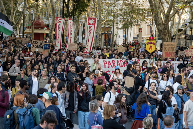 October 24, 2026, Lisbon, Lisbon, Portugal: Demonstrators take part in a protest organized by the Acampada de Lisboa housing movement, demanding affordable housing, limits on rising rents and an end to property speculation. The march takes place in central Lisbon, from Marques de Pombal to Rossio Square, following recent police removal of protest tents and the detention of 55 demonstrators during housing protests in the Portuguese capital. Lisbon Portugal  - ZUMAr238 20261024_zip_r238_064 Copyright: xRicardoxRochax