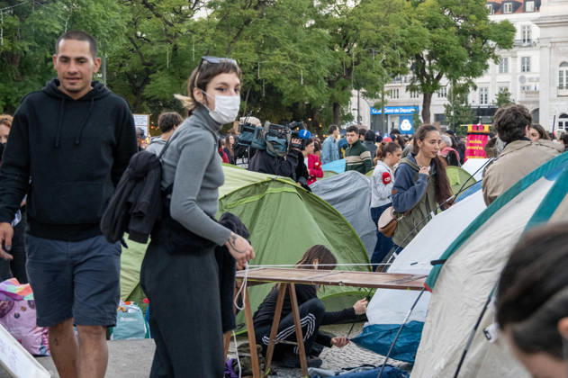 October 24, 2026, Lisbon, Lisbon, Portugal: Demonstrators take part in a protest organized by the Acampada de Lisboa housing movement, demanding affordable housing, limits on rising rents and an end to property speculation. The march takes place in central Lisbon, from Marques de Pombal to Rossio Square, following recent police removal of protest tents and the detention of 55 demonstrators during housing protests in the Portuguese capital. Lisbon Portugal  - ZUMAr238 20261024_zip_r238_065 Copyright: xRicardoxRochax