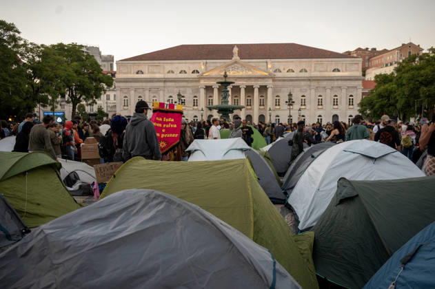 October 24, 2026, Lisbon, Lisbon, Portugal: Demonstrators take part in a protest organized by the Acampada de Lisboa housing movement, demanding affordable housing, limits on rising rents and an end to property speculation. The march takes place in central Lisbon, from Marques de Pombal to Rossio Square, following recent police removal of protest tents and the detention of 55 demonstrators during housing protests in the Portuguese capital. Lisbon Portugal - ZUMAr238 20261024_zip_r238_067 Copyright: xRicardoxRochax
