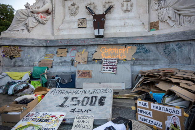 October 24, 2026, Lisbon, Lisbon, Portugal: Demonstrators take part in a protest organized by the Acampada de Lisboa housing movement, demanding affordable housing, limits on rising rents and an end to property speculation. The march takes place in central Lisbon, from Marques de Pombal to Rossio Square, following recent police removal of protest tents and the detention of 55 demonstrators during housing protests in the Portuguese capital. Lisbon Portugal - ZUMAr238 20261024_zip_r238_068 Copyright: xRicardoxRochax