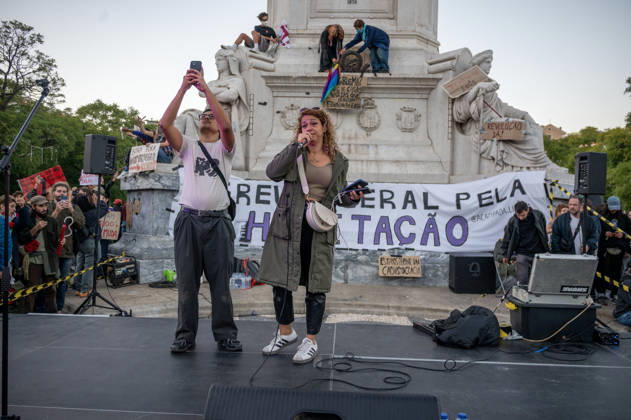 October 24, 2026, Lisbon, Lisbon, Portugal: Demonstrators take part in a protest organized by the Acampada de Lisboa housing movement, demanding affordable housing, limits on rising rents and an end to property speculation. The march takes place in central Lisbon, from Marques de Pombal to Rossio Square, following recent police removal of protest tents and the detention of 55 demonstrators during housing protests in the Portuguese capital. Lisbon Portugal - ZUMAr238 20261024_zip_r238_083 Copyright: xRicardoxRochax
