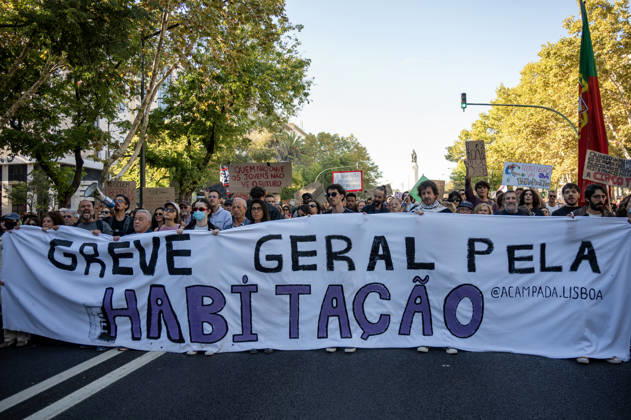 October 24, 2026, Lisbon, Lisbon, Portugal: Demonstrators take part in a protest organized by the Acampada de Lisboa housing movement, demanding affordable housing, limits on rising rents and an end to property speculation. The march takes place in central Lisbon, from Marques de Pombal to Rossio Square, following recent police removal of protest tents and the detention of 55 demonstrators during housing protests in the Portuguese capital. Lisbon Portugal  - ZUMAr238 20261024_zip_r238_025 Copyright: xRicardoxRochax