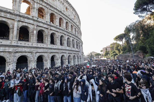 Demonstration against the Italian government in Rome ROME, ITALY, OCTOBER 24: Demonstrators make their way past the Colosseum during a protest against the Italian government in Rome, Italy, on October 24, 2026. Riccardo De Luca Anadolu Rome Italy. Editorial use only. Please get in touch for any other usage.  Copyright: x2026xAnadoluxRiccardoxDexLucax