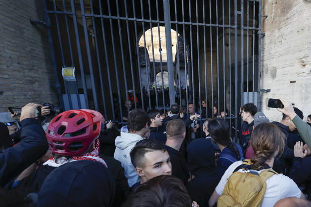 Demonstration against the Italian government in Rome ROME, ITALY, OCTOBER 24: Demonstrators attempt to enter the Colosseum during a protest against the Italian government in Rome, Italy, on October 24, 2026. Riccardo De Luca Anadolu Rome Italy. Editorial use only. Please get in touch for any other usage.  Copyright: x2026xAnadoluxRiccardoxDexLucax
