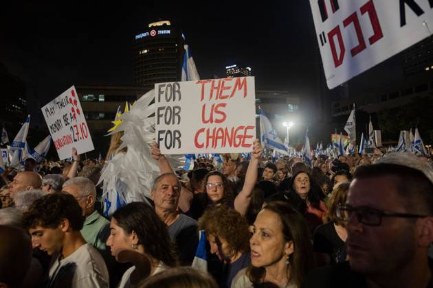 Opposition Block Protest In Tel Aviv Before Israeli National Elections TEL AVIV, ISRAEL - OCT 24 2026. Political frontrunner Gadi Eisenkot shakes the hands of supporters as tens of thousands rally in support of the opposition block in Tel Aviv, Israel three days before the first election since the October 7th Hamas attack and subsequent war. Shanie Roth JNA press. Tel Aviv Israel Copyright: x xShaniexRothx xJNAxPressx