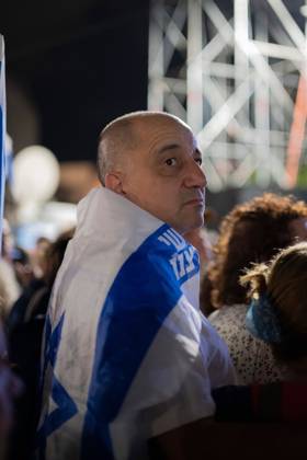Opposition Block Protest In Tel Aviv Before Israeli National Elections TEL AVIV, ISRAEL - OCT 24 2026. Political frontrunner Gadi Eisenkot shakes the hands of supporters as tens of thousands rally in support of the opposition block in Tel Aviv, Israel three days before the first election since the October 7th Hamas attack and subsequent war. Shanie Roth JNA press. Tel Aviv Israel Copyright: x xShaniexRothx xJNAxPressx