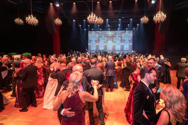 Leipzig: The 30th Leipzig Opera Ball at Augustusplatz on October 24, 2026, starting at 5:00 p.m. Leipzig, Augustusplatz, Leipzig Opera House, Photographer: EHL Media, Rico Welzel. The photo shows dancing during the Leipzig Opera Ball in the opera house’s ballroom. On October 24, 2026, the 31st Leipzig Opera Ball will take place at t Copyright: xEHLxMedia RicoxWelzelx 20261024_opernball-saal_4