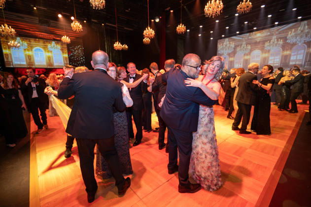 Leipzig: The 30th Leipzig Opera Ball at Augustusplatz on October 24, 2026, starting at 5:00 p.m. Leipzig, Augustusplatz, Leipzig Opera House, Photographer: EHL Media, Rico Welzel. The photo shows dancing during the Leipzig Opera Ball in the opera house’s ballroom. On October 24, 2026, the 31st Leipzig Opera Ball will take place at t Copyright: xEHLxMedia RicoxWelzelx 20261024_opernball-saal_5