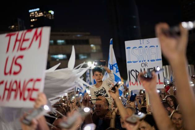 October 24, 2026, Tel Aviv, Israel: TEL AVIV, ISRAEL - OCT 24 2026. Political frontrunner Gadi Eisenkot shakes the hands of supporters as tens of thousands rally in support of the opposition block in Tel Aviv, Israel three days before the first election since the October 7th Hamas attack and subsequent war. JNA press. Tel Aviv Israel - ZUMAq101 20261024_zna_q101_277 Copyright: xShaniexRothx
