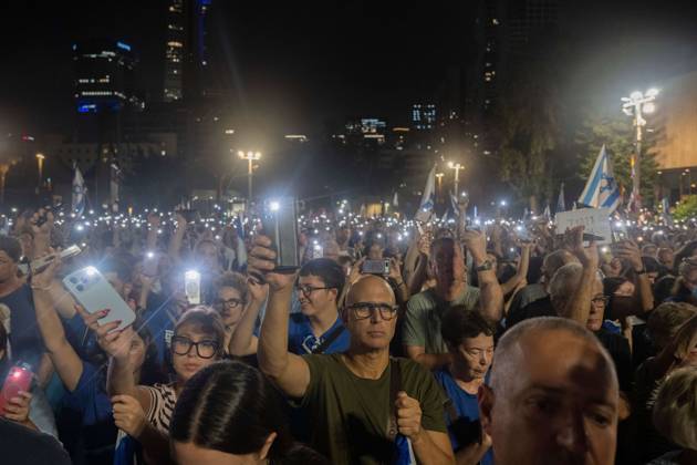 October 24, 2026, Tel Aviv, Israel: TEL AVIV, ISRAEL - OCT 24 2026. Political frontrunner Gadi Eisenkot shakes the hands of supporters as tens of thousands rally in support of the opposition block in Tel Aviv, Israel three days before the first election since the October 7th Hamas attack and subsequent war. JNA press. Tel Aviv Israel - ZUMAq101 20261024_zna_q101_290 Copyright: xShaniexRothx