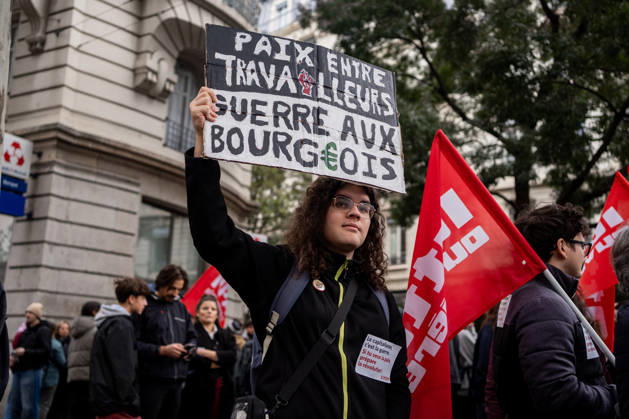 Protest against the high cost of living in Lyon on October 24, 2026 Nicolas Liponne MAXPPP Lyon 10 24 2026 A person holds a sign that reads Peace among workers, war on the bourgeoisie, during a day of protests against the high cost of living in Lyon on October 24, 2026. Demonstrations had been banned in part of the city center following the riots on October 17. A person holds a sign reading Peace among workers, war on the bourgeoisie during a day of protests against the high cost of living in Lyon on October 24, 2026. Demonstrations had been banned in part of the city center following the riots on October 17. France, Oct. 24, 2026. Another day of protests this Saturday, and amid fears of renewed violence and looting, restrictions on fre Copyright: xMAXPPPxNicolasxLiponnex NLP202610249863 NLP202610249863