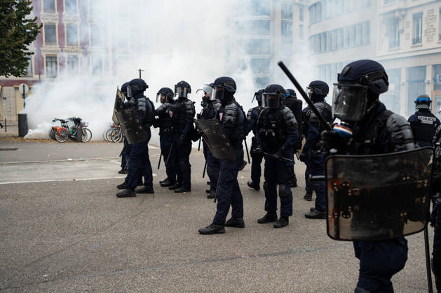 Protest against the high cost of living in Lyon on October 24, 2026 Nicolas Liponne MAXPPP Lyon 10 24 2026 Police officers push back protesters from Place Jean Macé during a day of protests against the high cost of living in Lyon, October 24, 2026 Protests had been banned in part of the city center following the riots on October 17 Police officers push back protesters from Place Jean Macé during a day of protests against the high cost of living in Lyon on October 24, 2026. Protests had been banned in part of the city center following the riots on October 17. France, Oct. 24, 2026. Another day of protests this Saturday, and amid fears of renewed violence and looting, restrictions on freedom of movement and assembly have increased, drawing s  Copyright: xMAXPPPxNicolasxLiponnex NLP202610249876 NLP202610249876