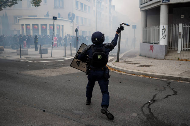 Protest against the high cost of living in Lyon on October 24, 2026 Nicolas Liponne MAXPPP Lyon 10 24 2026 A police officer throws a tear gas grenade at a procession that had set out to protest following the evacuation of Place Jean Macé during a day of mobilization against the high cost of living in Lyon, October 24, 2026. Protests had been banned in part of the city center following the riots on October 17. A police officer throws a tear gas grenade at a procession that had set out to protest following the evacuation of Place Jean Macé during a day of demonstrations against the high cost of living in Lyon on October 24, 2026. Protests had been banned in part of the city center following the riots on October 17. France, Oct. 24, 2026. Ano  Copyright: xMAXPPPxNicolasxLiponnex NLP202610249887 NLP202610249887
