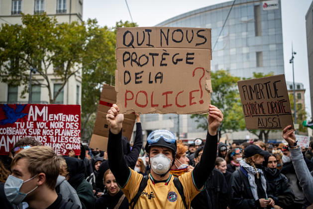 Protest against the high cost of living in Lyon on October 24, 2026 Nicolas Liponne MAXPPP Lyon 10 24 2026 A person holds a sign reading Who protects us from the police? during a day of protests against the high cost of living in Lyon, October 24, 2026. Demonstrations had been banned in part of the city center following the riots on October 17. A person holds a sign reading Who protects us from the police? during a protest against the high cost of living in Lyon on October 24, 2026. Demonstrations had been banned in part of the city center following the riots on October 17. France, Oct. 24, 2026. Another day of protests this Saturday, and amid fears of renewed violence and looting, restrictions on freedom of movement and assembly have  Copyright: xMAXPPPxNicolasxLiponnex NLP202610249888 NLP202610249888