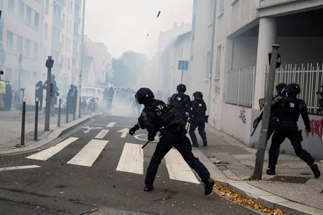 Protest against the high cost of living in Lyon on October 24, 2026 Nicolas Liponne MAXPPP Lyon 10 24 2026 A police officer throws a tear gas canister at a procession that had set out to protest following the evacuation of Place Jean Macé during a day of mobilization against the high cost of living in Lyon, October 24, 2026. Protests had been banned in part of the city center following the riots on October 17. A police officer throws a tear gas grenade at a procession that had set out to protest following the evacuation of Place Jean Macé during a day of demonstrations against the high cost of living in Lyon on October 24, 2026. Protests had been banned in part of the city center following the riots on October 17. France, Oct. 24, 2026. An  Copyright: xMAXPPPxNicolasxLiponnex NLP202610249890 NLP202610249890