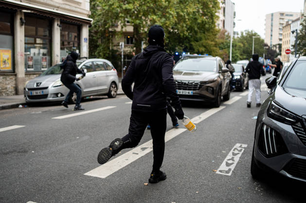 Protest against the high cost of living in Lyon on October 24, 2026 Nicolas Liponne MAXPPP Lyon 10 24 2026 A person holding a glass bottle, ready to throw it at the police during a day of protests against the high cost of living in Lyon, October 24, 2026. Protests had been banned in part of the city center following the riots on October 17. A person holding a glass bottle, ready to throw it at the police, during a protest against the high cost of living in Lyon on October 24, 2026. Demonstrations had been banned in part of the city center following the riots on October 17. France, Oct. 24, 2026. Another day of protests this Saturday, and amid fears of renewed violence and looting, restrictions on freedom of movement and assembly have multi Copyright: xMAXPPPxNicolasxLiponnex NLP202610249897 NLP202610249897