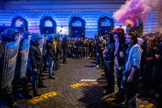 October 24, 2026, Rome, Rm, Italy: Thousands of people take to the streets to join the Get Italy out of the war march. Participants are calling for peace and protesting against the rising cost of living. The police block the way for participants attempting to continue their march outside the agreed-upon route. Rome Italy - ZUMAg256 20261024_znp_g256_020 Copyright: xMarcoxDixGianvitox