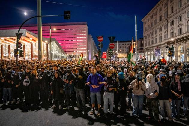 October 24, 2026, Rome, Rm, Italy: Thousands of people take to the streets to join the Get Italy out of the war march. Participants are calling for peace and protesting against the rising cost of living. The march reaches Termini station. Rome Italy - ZUMAg256 20261024_znp_g256_021 Copyright: xMarcoxDixGianvitox
