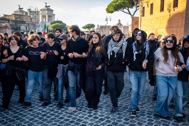 October 24, 2026, Rome, Rm, Italy: Thousands of people take to the streets to join the Get Italy out of the war march. Participants are calling for peace and protesting against the rising cost of living. Rome Italy - ZUMAg256 20261024_znp_g256_012 Copyright: xMarcoxDixGianvitox