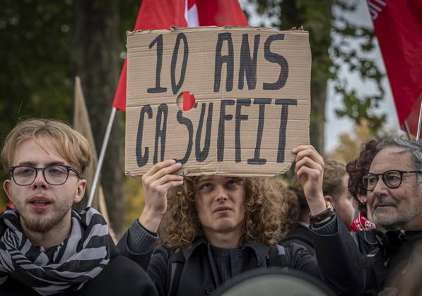 October 24, 2026, Lorraine, Metz: Once again, several hundred people are demonstrating in Metz, France, on Saturday—students, university students, labor unions, and Yellow Vests gathered at the Place de la République. From there, they marched through the city center to the Centre Pompidou Metz. Escorted by a heavy police presence, the demonstration proceeded peacefull bub